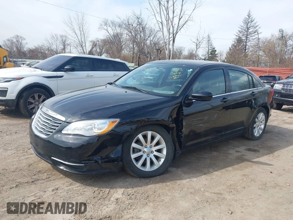 2013 Chrysler 200 Touring z VIN 1C3CCBBB5DN699931, wystawiony jako IAAI lot #42023004 z przebiegiem 62 737 mil mil oraz . Historia ofert i sprzedaży dostępna na DreamBid. Obrazek 2.