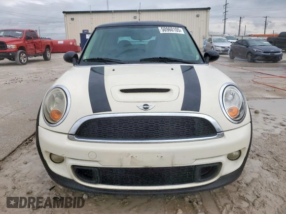 2011 MINI Hardtop S with VIN WMWSV3C53BTY15519, listed as a Copart auction lot 50960105 with 117,612 mi miles and Clean Title. Bid and sale history available at DreamBid. Image 5.