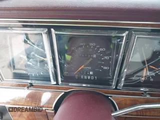 1989 Lincoln Town Car z VIN 1LNBM81F5KY813302, wystawiony jako IAAI lot #42412831 z przebiegiem 76 138 mil mil oraz . Historia ofert i sprzedaży dostępna na DreamBid. Obrazek 7.