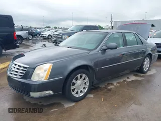 2009 Cadillac DTS 1SA z VIN 1G6KD57Y79U110350, wystawiony jako IAAI lot #42082318 z przebiegiem 94 369 mil mil oraz . Historia ofert i sprzedaży dostępna na DreamBid. Obrazek 2.