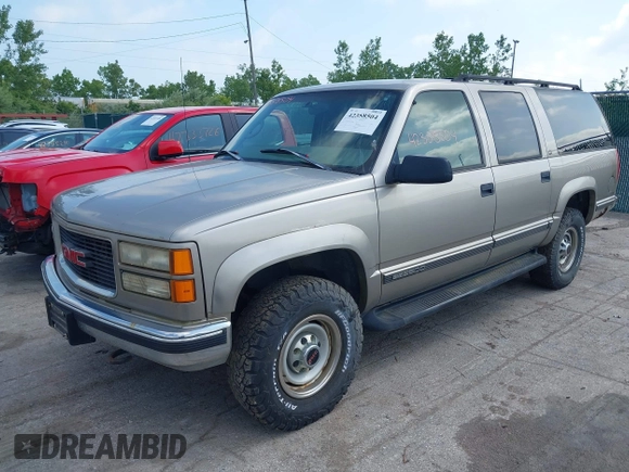 1999 GMC Suburban z VIN 3GKGK26J2XG505570, wystawiony jako IAAI lot #42358504 z przebiegiem 115 253 mil mil oraz . Historia ofert i sprzedaży dostępna na DreamBid. Obrazek 2.