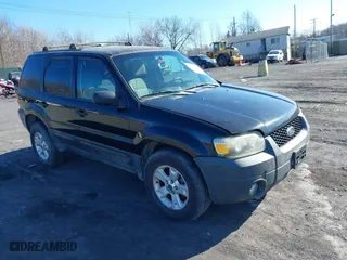 2005 Ford Escape XLT with VIN 1FMYU931X5KB23022, listed as a IAAI auction lot 41758560 with 193,107 mi miles. Bid and sale history available at carsss.com. Image 1.