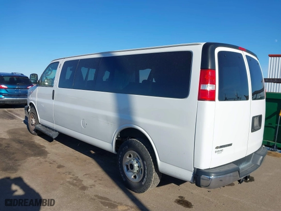 2019 Chevrolet Express Passenger LT with VIN 1GAZGPFG8K1212330, listed as a IAAI auction lot 41252884 with 61,605 mi miles. Bid and sale history available at carsss.com. Image 3.