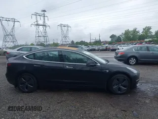 2018 Tesla Model 3 Long Range Battery z VIN 5YJ3E1EB7JF070600, wystawiony jako IAAI lot #42324240 z przebiegiem 68 804 mil mil oraz . Historia ofert i sprzedaży dostępna na DreamBid. Obrazek 13.