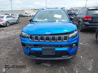 2023 Jeep Compass Latitude z VIN 3C4NJDBN6PT513561, wystawiony jako IAAI lot #42344712 z przebiegiem 4 873 mil mil oraz . Historia ofert i sprzedaży dostępna na DreamBid. Obrazek 12.