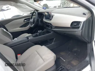 2024 Nissan Rogue SV z VIN JN8BT3BA3RW359753, wystawiony jako IAAI lot #41414024 z przebiegiem 5 038 mil mil oraz . Historia ofert i sprzedaży dostępna na DreamBid. Obrazek 5.