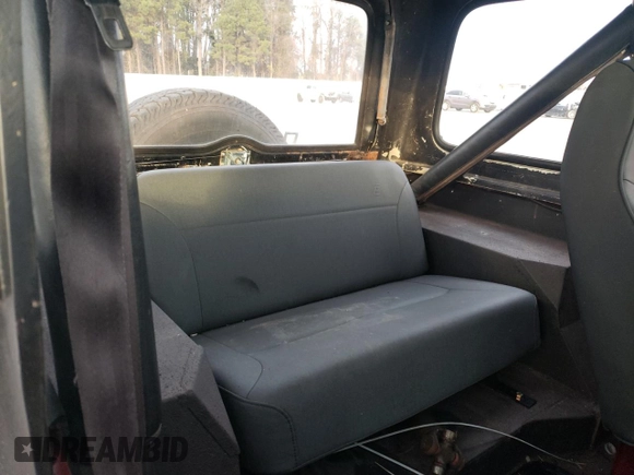 1984 Jeep CJ z VIN 1JCCM87E0ET103859, wystawiony jako Copart lot #87461054 z przebiegiem 183 390 mil mil oraz Szkoda całkowita • Salvage title. Historia ofert i sprzedaży dostępna na DreamBid. Obrazek 10.