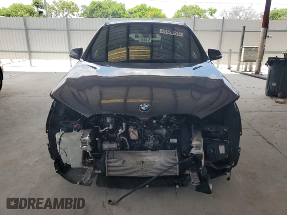 2022 BMW X1 xDrive28i z VIN WBXJG9C05N5U77973, wystawiony jako Copart lot #56828995 z przebiegiem 14 448 mil mil oraz Szkoda całkowita • Salvage title. Historia ofert i sprzedaży dostępna na DreamBid. Obrazek 5.