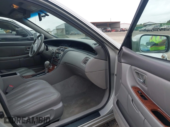 2002 Toyota Avalon XL with VIN 4T1BF28B82U240087, listed as a IAAI auction lot 41699355 with 263,253 mi miles. Bid and sale history available at carsss.com. Image 5.