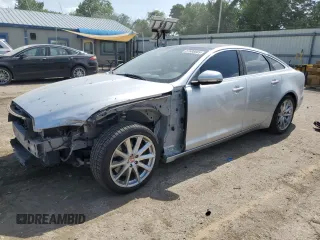 2015 Jaguar XJ z VIN SAJWJ1CD1F8V75232, wystawiony jako Copart lot #57605685 z przebiegiem 146 314 mil mil oraz Szkoda całkowita • Salvage title. Historia ofert i sprzedaży dostępna na DreamBid. Obrazek 1.