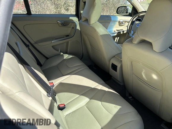 2015 Volvo V60 T5 Drive-E Premier z VIN YV140MEK6F1245353, wystawiony jako IAAI lot #41713825 z przebiegiem 131 682 mil mil oraz . Historia ofert i sprzedaży dostępna na DreamBid. Obrazek 8.