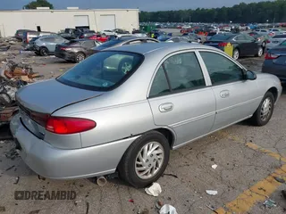 1999 Ford Escort SE z VIN 1FAFP13P6XW200107, wystawiony jako IAAI lot #42600719 z przebiegiem 113 515 mil mil oraz . Historia ofert i sprzedaży dostępna na DreamBid. Obrazek 4.