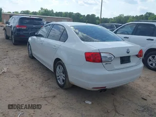 2011 Volkswagen Jetta SE with VIN 3VWDX7AJ9BM352889, listed as a IAAI auction lot 42276273 with Not provided miles and . Bid and sale history available at DreamBid. Image 3.
