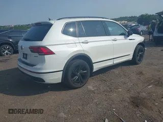 2023 Volkswagen Tiguan SE R-Line Black z VIN 3VV8B7AX9PM055640, wystawiony jako IAAI lot #42411380 z przebiegiem 68 922 mil mil oraz . Historia ofert i sprzedaży dostępna na DreamBid. Obrazek 4.