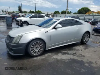 2014 Cadillac CTS z VIN 1G6DA1E33E0164229, wystawiony jako Copart lot #62588975 z przebiegiem 116 968 mil mil oraz Czysty tytuł • Clean title. Historia ofert i sprzedaży dostępna na DreamBid. Obrazek 1.