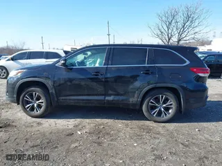 2018 Toyota Highlander LE with VIN 5TDBZRFHXJS825574, listed as a IAAI auction lot 41602075 with 87,954 mi miles. Bid and sale history available at carsss.com. Image 13.