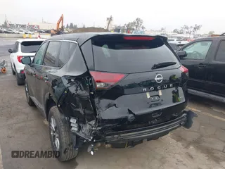 2025 Nissan Rogue S z VIN 5N1BT3ABXSC765294, wystawiony jako IAAI lot #41905928 z przebiegiem 600 mil mil oraz . Historia ofert i sprzedaży dostępna na DreamBid. Obrazek 3.
