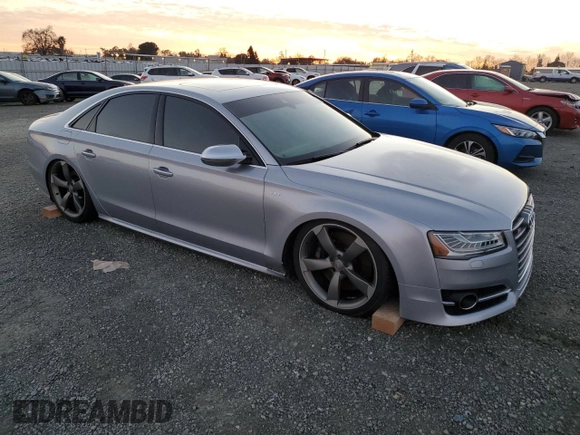 2015 Audi S8 z VIN WAUK2AFD6FN011936, wystawiony jako Copart lot #41606215 z przebiegiem 40 260 mil mil oraz Szkoda całkowita • Salvage title. Historia ofert i sprzedaży dostępna na DreamBid. Obrazek 4.