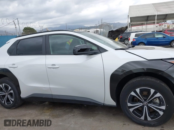 2023 Toyota bZ4X XLE z VIN JTMAAAAA1PA025511, wystawiony jako IAAI lot #41917340 z przebiegiem 17 460 mil mil oraz . Historia ofert i sprzedaży dostępna na DreamBid. Obrazek 13.