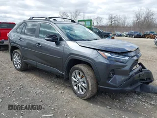 2025 Toyota RAV4 XLE Premium z VIN 2T3A1RFV2SC494497, wystawiony jako IAAI lot #42028044 z przebiegiem 7 773 mil mil oraz . Historia ofert i sprzedaży dostępna na DreamBid. Obrazek 1.