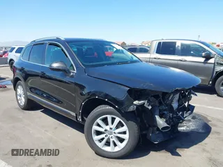 2013 Volkswagen Touareg Exec z VIN WVGEF9BP7DD008187, wystawiony jako IAAI lot #42320468 z przebiegiem 187 703 mil mil oraz . Historia ofert i sprzedaży dostępna na DreamBid. Obrazek 1.