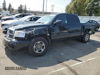 2005 Dodge Dakota ST z VIN 1D7HE28K95S330663, wystawiony jako Copart lot #55704425 z przebiegiem 111 611 mil mil oraz Szkoda całkowita • Salvage title. Historia ofert i sprzedaży dostępna na DreamBid. Obrazek 1.