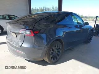 2024 Tesla Model Y Long Range z VIN 7SAYGAEE8RF088791, wystawiony jako IAAI lot #42185399 z przebiegiem 15 339 mil mil oraz . Historia ofert i sprzedaży dostępna na DreamBid. Obrazek 4.