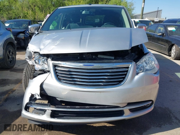 2011 Chrysler Town & Country Touring L z VIN 2A4RR8DG8BR712567, wystawiony jako IAAI lot #42078288 z przebiegiem 144 409 mil mil oraz . Historia ofert i sprzedaży dostępna na DreamBid. Obrazek 6.