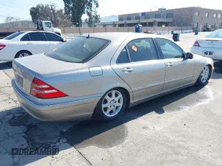 2000 Mercedes-Benz S 320/430/500 z VIN WDBNG70J9YA044313, wystawiony jako IAAI lot #41773427 z przebiegiem Nie podano mil oraz . Historia ofert i sprzedaży dostępna na DreamBid. Obrazek 4.