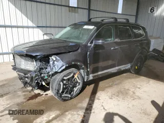 2025 Kia Telluride S z VIN 5XYP6DGC0SG585566, wystawiony jako Copart lot #52511885 z przebiegiem 5191 mil mil oraz Nie do naprawy. Historia ofert i sprzedaży dostępna na DreamBid. Obrazek 1.