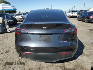 2024 Tesla Model Y Long Range z VIN 7SAYGAEE2RF009616, wystawiony jako Copart lot #46139805 z przebiegiem 6 535 mil mil oraz Szkoda całkowita • Salvage title. Historia ofert i sprzedaży dostępna na DreamBid. Obrazek 6.