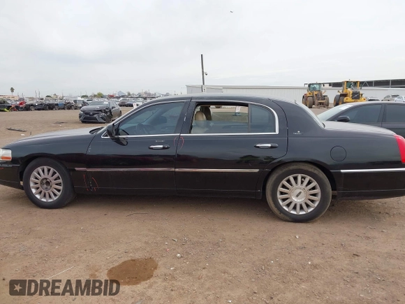 2008 Lincoln Town Car z VIN 2LNHM85WX8X636193, wystawiony jako IAAI lot #41916910 z przebiegiem Nie podano mil oraz . Historia ofert i sprzedaży dostępna na DreamBid. Obrazek 13.