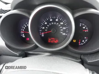 2013 Kia Soul + z VIN KNDJT2A66D7569863, wystawiony jako IAAI lot #42107481 z przebiegiem 101 780 mil mil oraz . Historia ofert i sprzedaży dostępna na DreamBid. Obrazek 7.