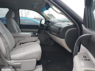 2007 Chevrolet Silverado 1500 LT w/1LT with VIN 1GCEK19J57Z513641, listed as a IAAI auction lot 41121044 with 225,809 mi miles. Bid and sale history available at carsss.com. Image 5.