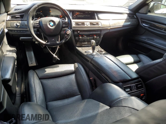 2015 BMW 7 Series 750i z VIN WBAYA8C53FG197751, wystawiony jako Copart lot #56249135 z przebiegiem 98 514 mil mil oraz Szkoda całkowita • Salvage title. Historia ofert i sprzedaży dostępna na DreamBid. Obrazek 8.