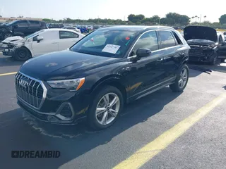 2021 Audi Q3 S line Premium z VIN WA1DECF33M1038760, wystawiony jako IAAI lot #42347743 z przebiegiem 26 675 mil mil oraz . Historia ofert i sprzedaży dostępna na DreamBid. Obrazek 2.
