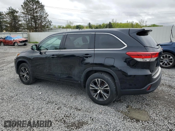 2018 Toyota Highlander LE z VIN 5TDBZRFH3JS817557, wystawiony jako Copart lot #56109035 z przebiegiem 132 053 mil mil oraz Szkoda całkowita • Salvage title. Historia ofert i sprzedaży dostępna na DreamBid. Obrazek 2.
