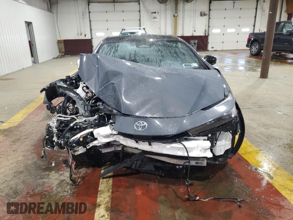 2024 Toyota Prius SE z VIN JTDACACU4R3034180, wystawiony jako Copart lot #46998625 z przebiegiem 5 288 mil mil oraz Szkoda całkowita • Salvage title. Historia ofert i sprzedaży dostępna na DreamBid. Obrazek 5.