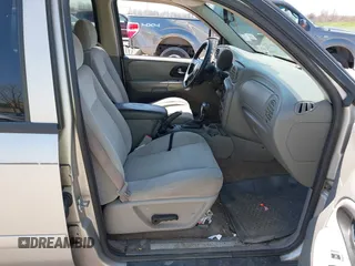 2007 Chevrolet TrailBlazer LS with VIN 1GNDT13S272211105, listed as a IAAI auction lot 42106818 with 200,104 mi miles. Bid and sale history available at carsss.com. Image 5.
