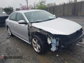 2013 Volkswagen Passat SE z VIN 1VWBP7A37DC078427, wystawiony jako IAAI lot #41942792 z przebiegiem 111 568 mil mil oraz . Historia ofert i sprzedaży dostępna na DreamBid. Obrazek 1.