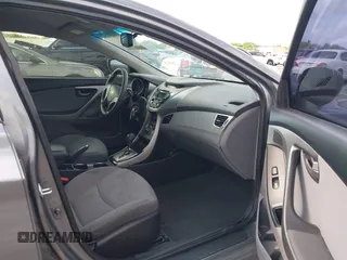 2013 Hyundai Elantra GLS z VIN 5NPDH4AE8DH253510, wystawiony jako IAAI lot #41625675 z przebiegiem 122 914 mil mil oraz . Historia ofert i sprzedaży dostępna na DreamBid. Obrazek 5.