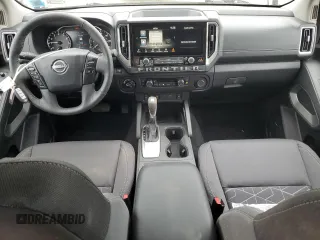 2025 Nissan Frontier SV z VIN 1N6ED1FK9SN615898, wystawiony jako Copart lot #56761655 z przebiegiem 2 367 mil mil oraz Szkoda całkowita • Salvage title. Historia ofert i sprzedaży dostępna na DreamBid. Obrazek 8.