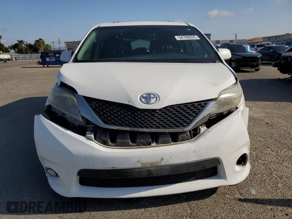 2017 Toyota Sienna SE z VIN 5TDXZ3DC9HS870641, wystawiony jako Copart lot #54788935 z przebiegiem 109 879 mil mil oraz Szkoda całkowita • Salvage title. Historia ofert i sprzedaży dostępna na DreamBid. Obrazek 5.