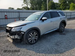 2023 Nissan Pathfinder Platinum z VIN 5N1DR3DKXPC216639, wystawiony jako Copart lot #59011515 z przebiegiem 22 793 mil mil oraz Szkoda całkowita • Salvage title. Historia ofert i sprzedaży dostępna na DreamBid. Obrazek 1.