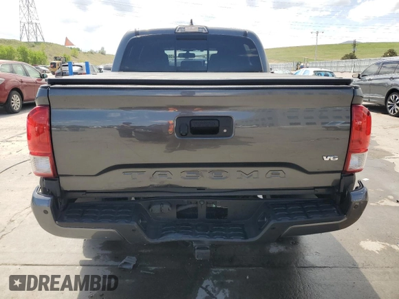 2017 Toyota Tacoma SR5 z VIN 3TMCZ5AN6HM060416, wystawiony jako Copart lot #56697175 z przebiegiem 120 029 mil mil oraz Szkoda całkowita • Salvage title. Historia ofert i sprzedaży dostępna na DreamBid. Obrazek 6.