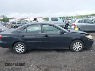 2005 Toyota Camry STD z VIN 4T1BE32K55U632921, wystawiony jako IAAI lot #42341618 z przebiegiem 268 557 mil mil oraz . Historia ofert i sprzedaży dostępna na DreamBid. Obrazek 13.