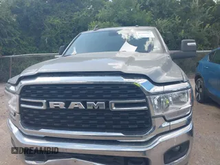 2024 Ram 2500 Big Horn z VIN 3C6UR5DL1RG336569, wystawiony jako IAAI lot #42595091 z przebiegiem 30 453 mil mil oraz . Historia ofert i sprzedaży dostępna na DreamBid. Obrazek 12.