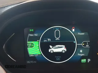 2018 Chevrolet Bolt EV Premier z VIN 1G1FX6S02J4130855, wystawiony jako IAAI lot #42249019 z przebiegiem 38 293 mil mil oraz . Historia ofert i sprzedaży dostępna na DreamBid. Obrazek 7.