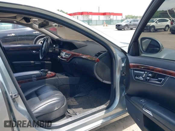 2007 Mercedes-Benz S 550 z VIN WDDNG71X87A067073, wystawiony jako IAAI lot #42475122 z przebiegiem 166 128 mil mil oraz . Historia ofert i sprzedaży dostępna na DreamBid. Obrazek 5.