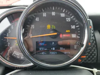 2015 MINI Hardtop 4 Door S z VIN WMWXU3C51F2B56847, wystawiony jako Copart lot #59396195 z przebiegiem 70 821 mil mil oraz Szkoda całkowita • Salvage title. Historia ofert i sprzedaży dostępna na DreamBid. Obrazek 9.